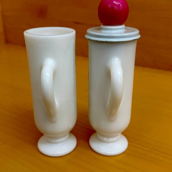 1970s set of vintage Avon Dutch Treat demi-cups made of milk glass - Picture 5 of 7